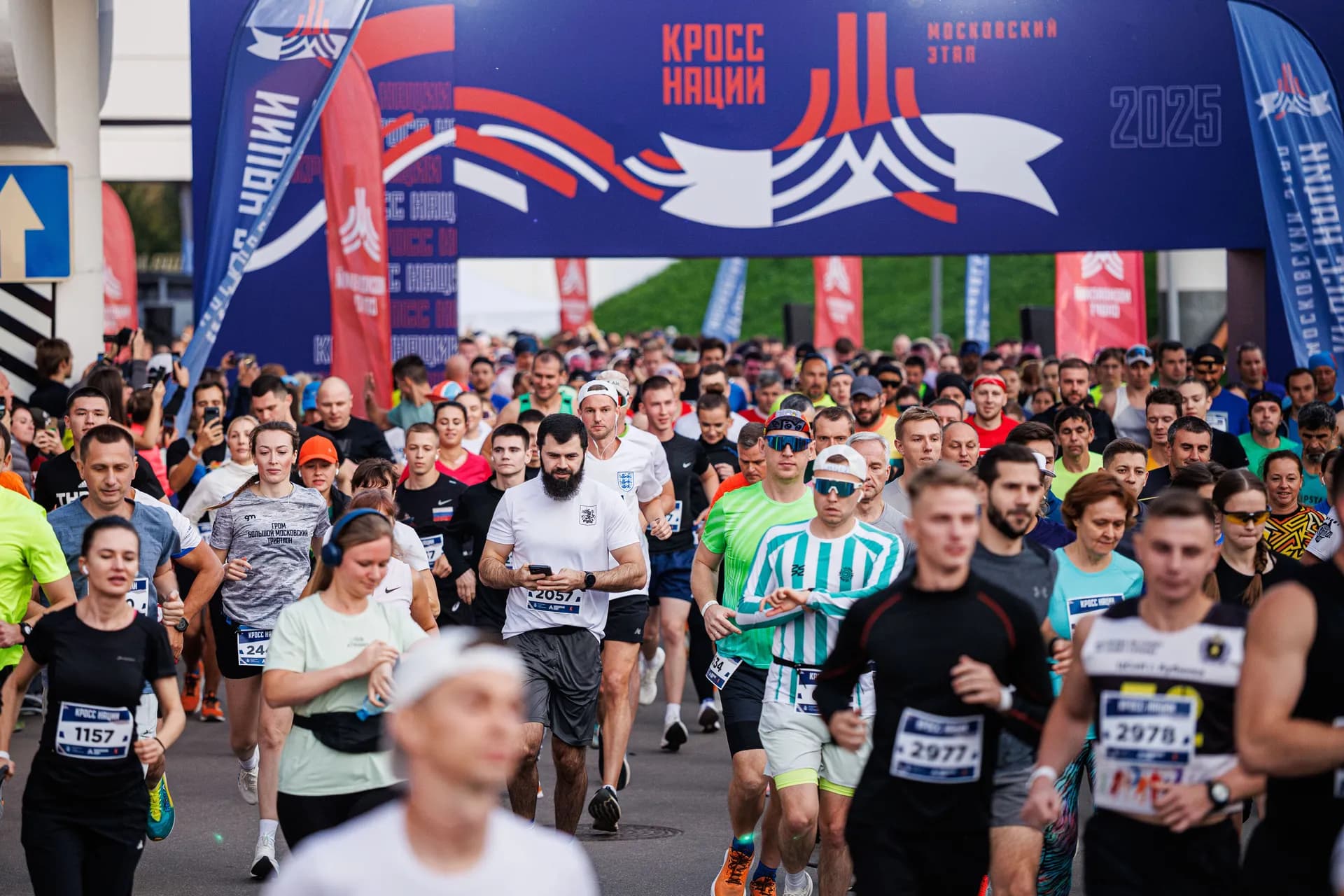 Участники массового забега «Кросс нации» 2026 в Москве на Крылатских холмах